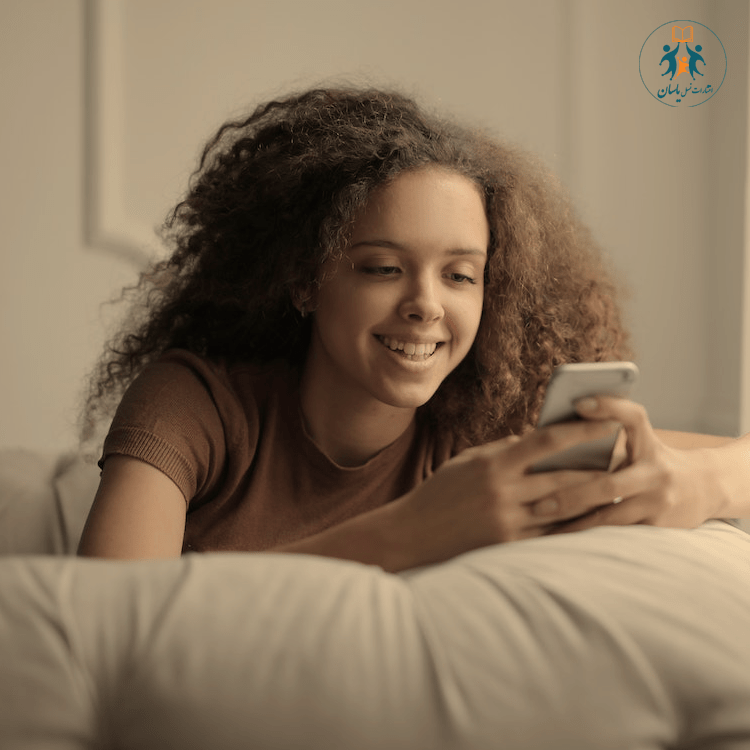 اعتیاد به تلفن همراه در نوجوانان، یکی از مشکلات رایج بسیاری از والدین است.
